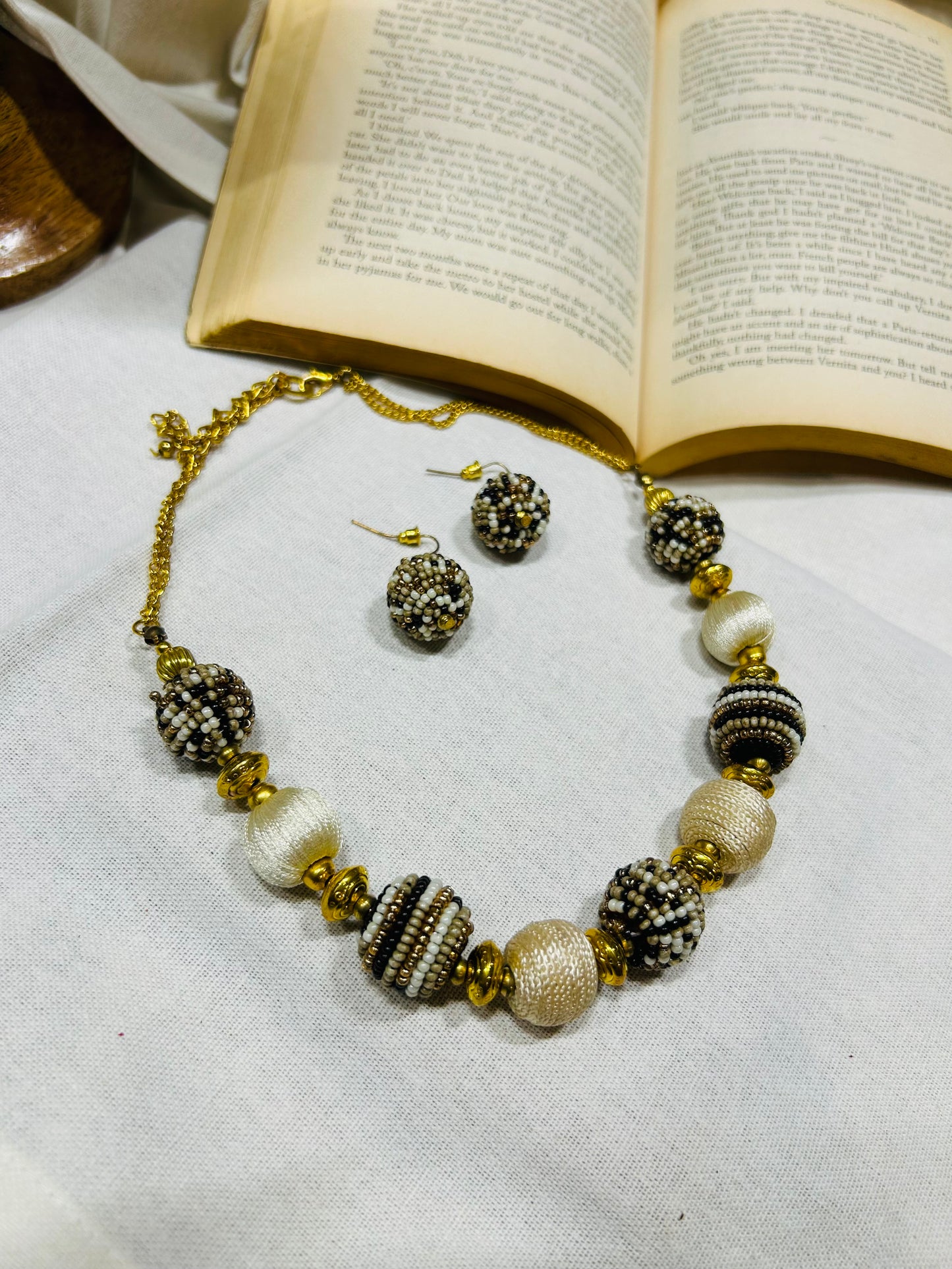 Beige Necklace set Guiyaa Jewels
