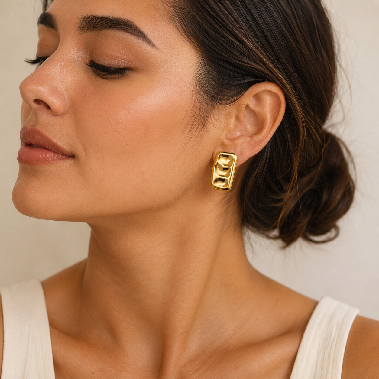 Elegant cylinder-shaped gold earrings Garud Wear