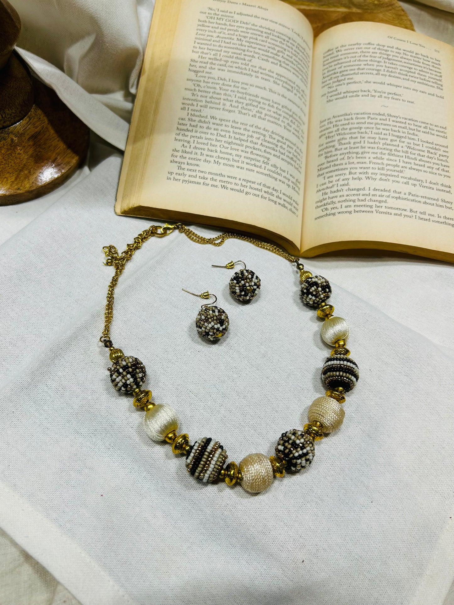 Beige Necklace set Guiyaa Jewels