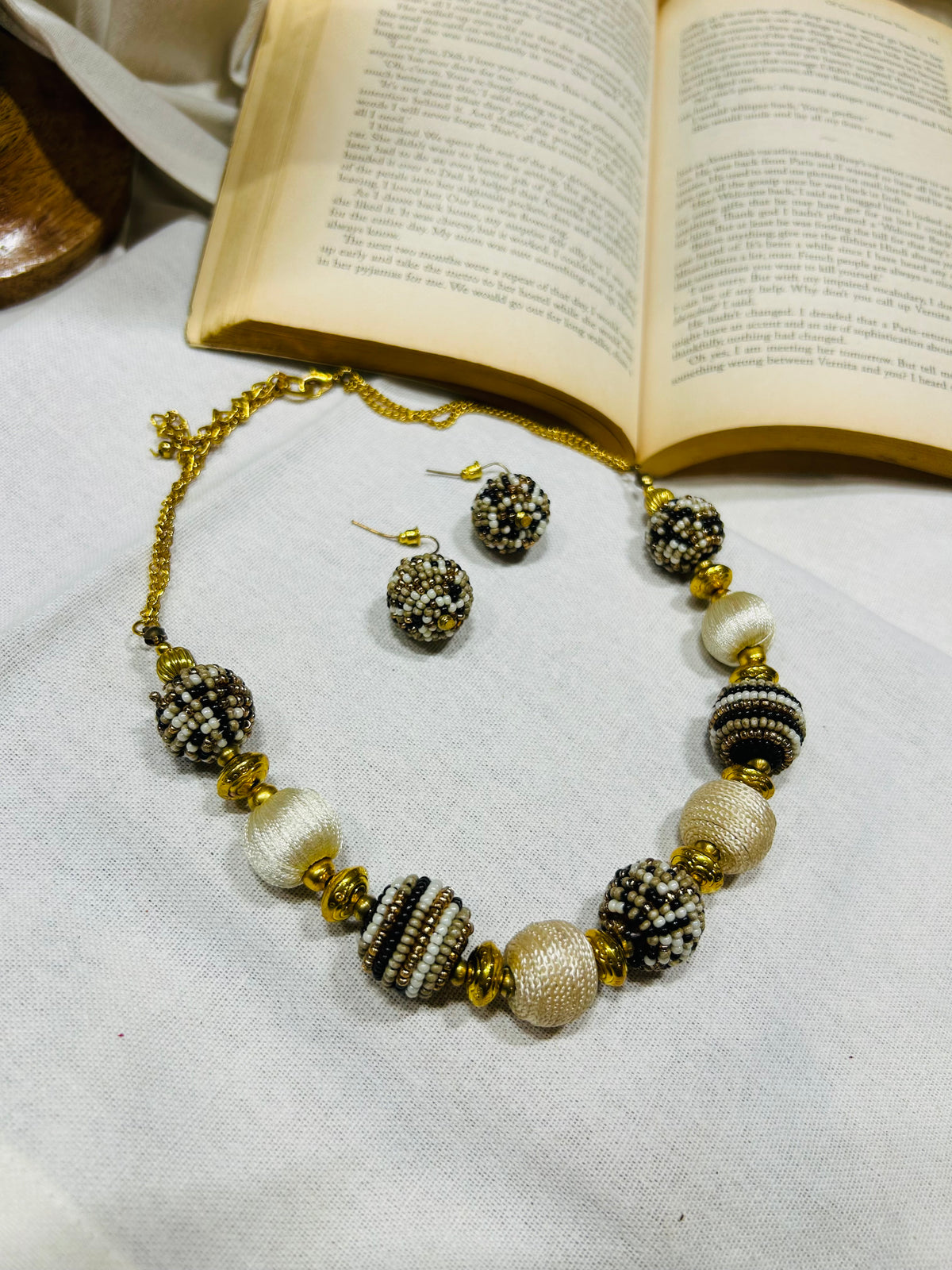 Beige Necklace set Guiyaa Jewels
