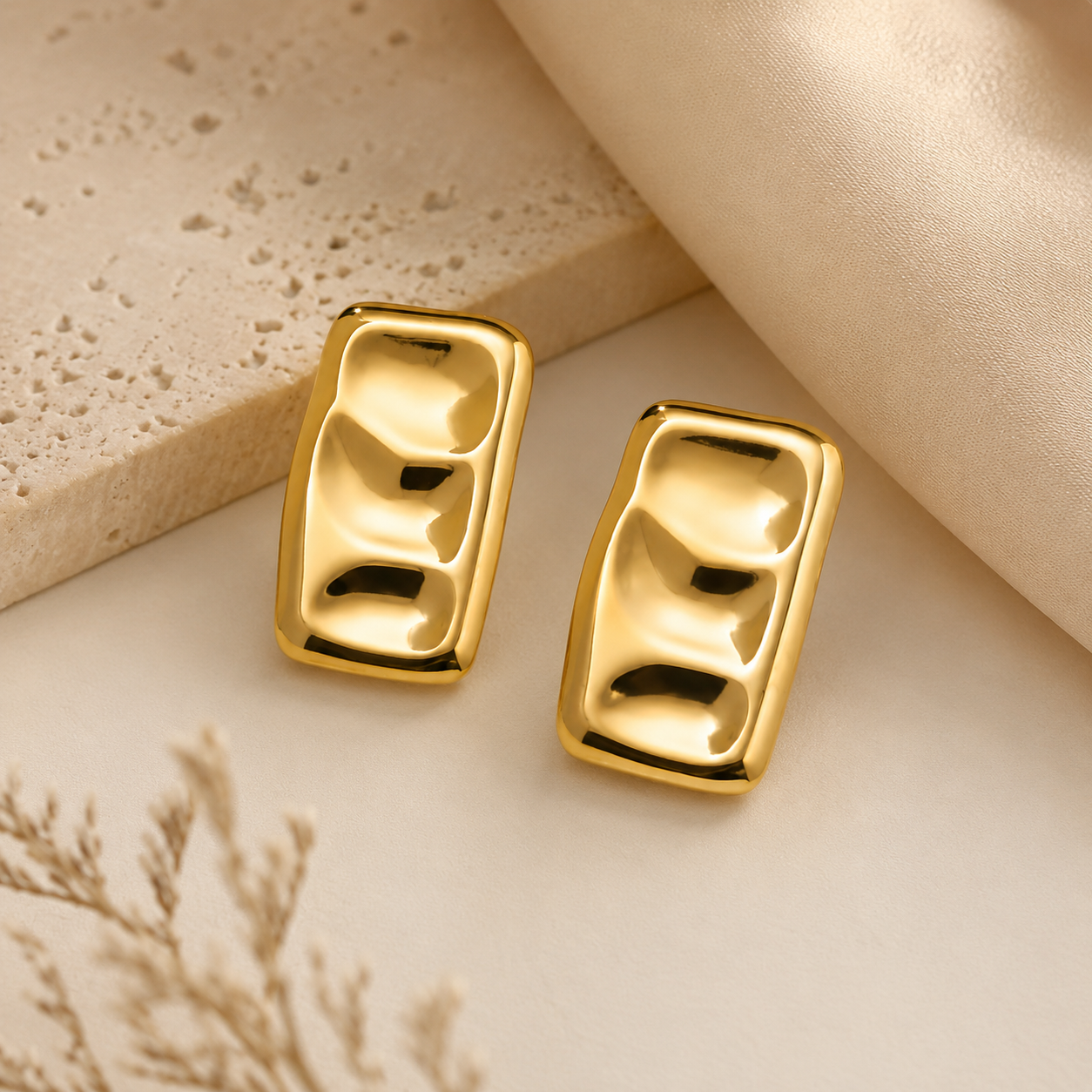 Elegant cylinder-shaped gold earrings Garud Wear
